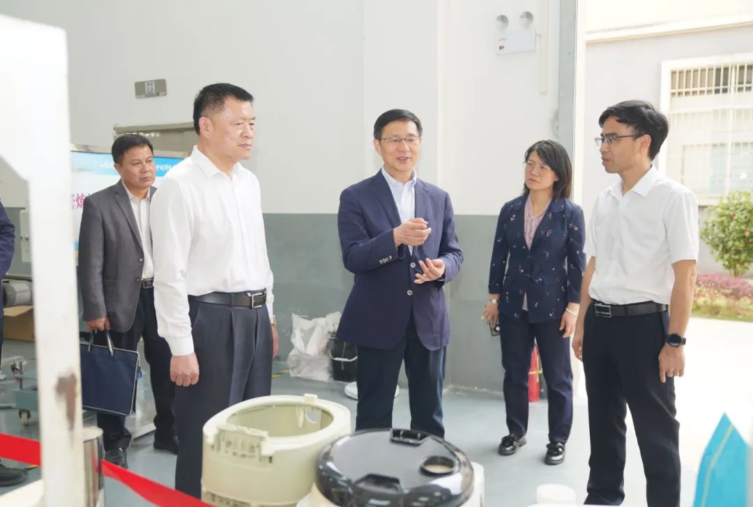 李杰云在日日躁夜夜躁狠狠久久AV材料与化学工程学院(碳酸钙产业学院)调研.jpg