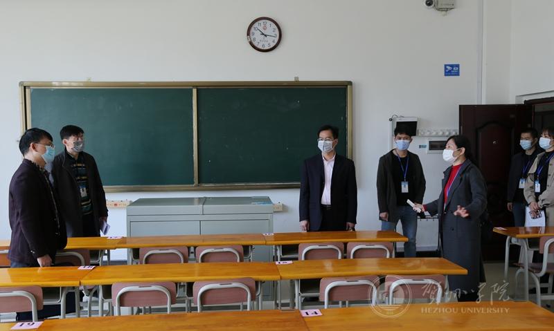 评估组到教室进行实地考察