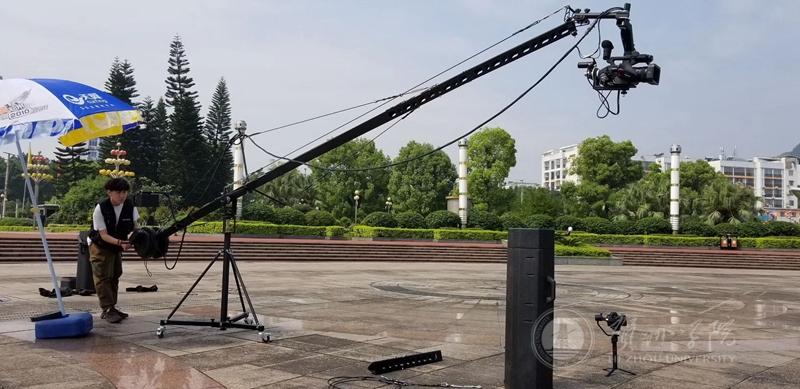 公司实习生在进行户外拍摄