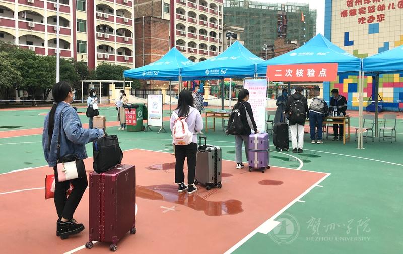 返校学生在东区检测点排队检测