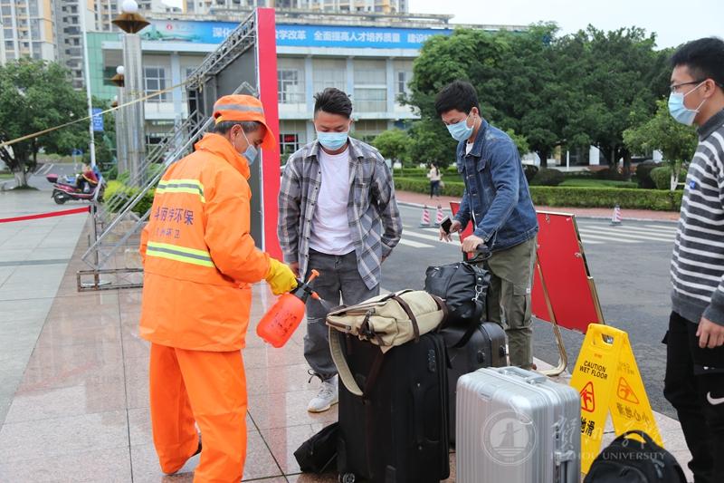 工作人员对返校学生行李进行消杀