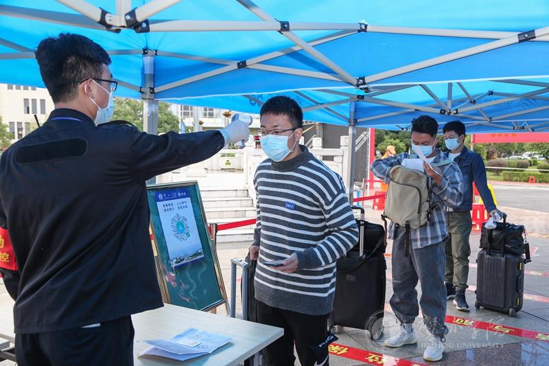 返校学生在学校检测点有序排队接受体温检测