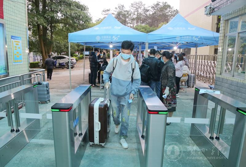 通过“一测二核三查“后学生进入宿舍区域