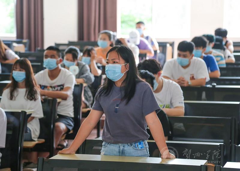 学生在课堂上谈感悟