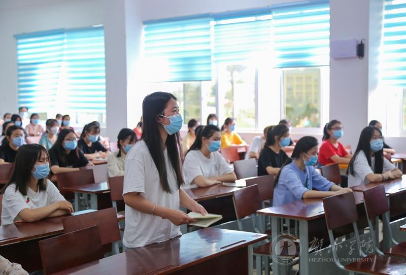 学生在课堂上谈感悟