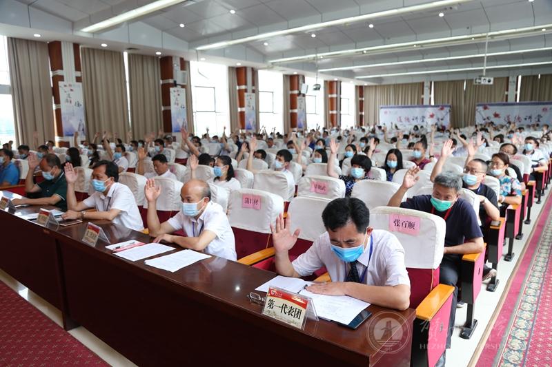 与会代表以举手表决的方式通过了《关于学校工会工作报告的决议(草案)》