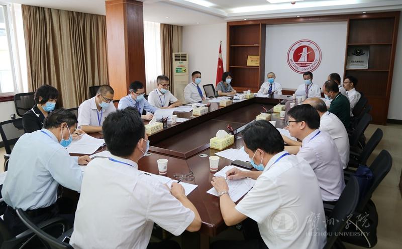 各代表团团长向主席团会议汇报了讨论情况