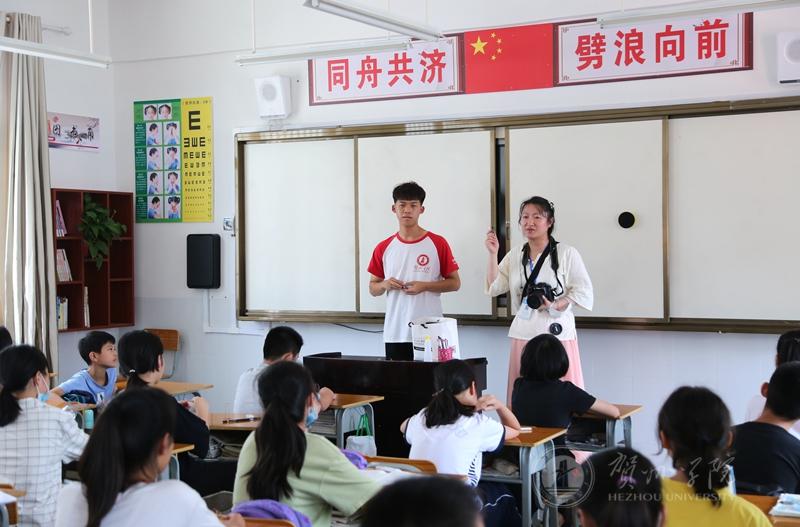 教育中国小分队为城北小学学生上实验课