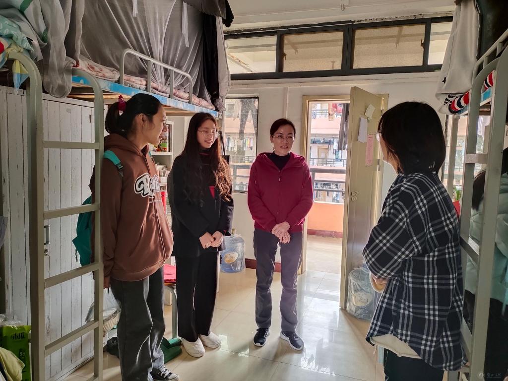 到联系宿舍了解学生所需