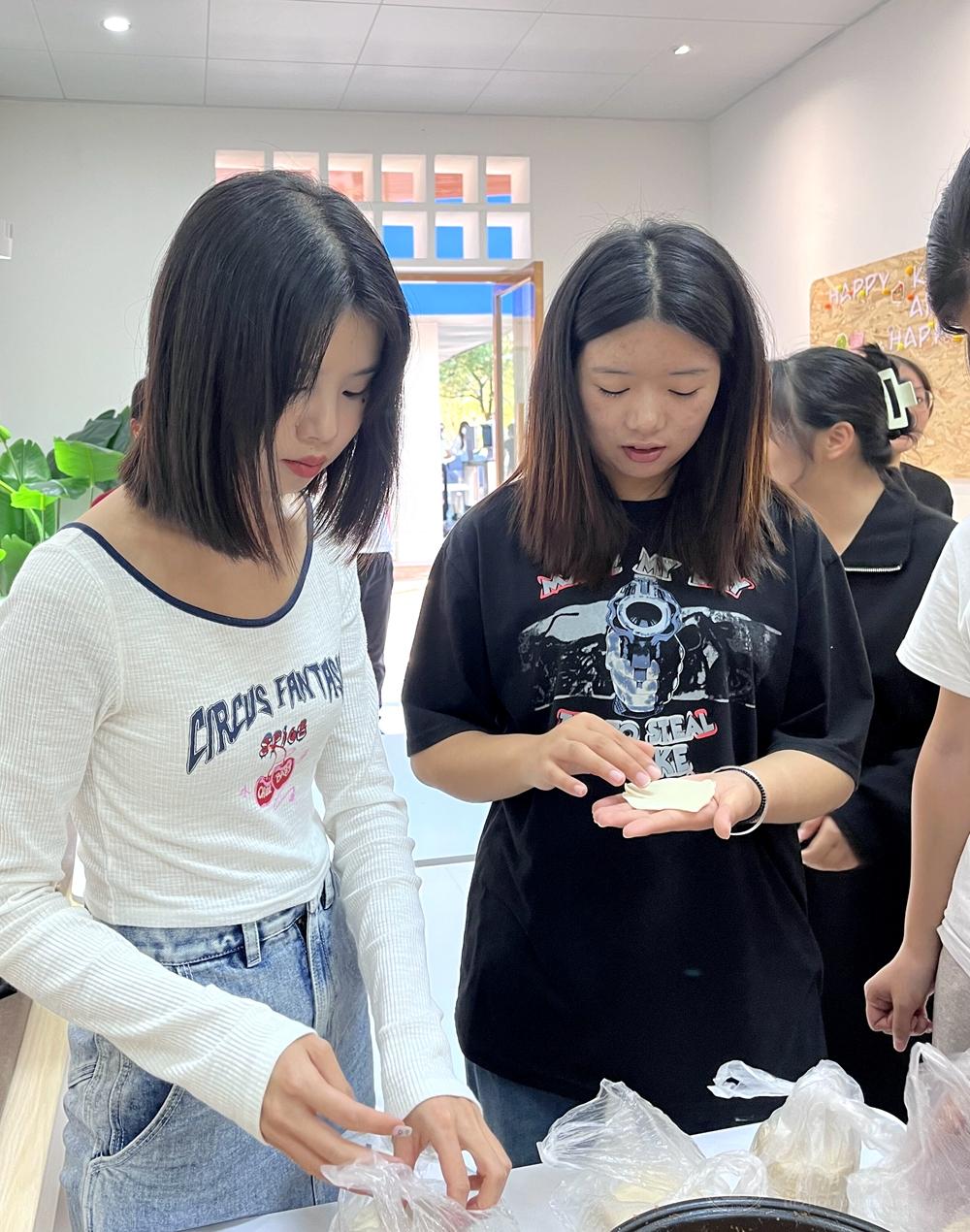 学生在共享厨房包饺子